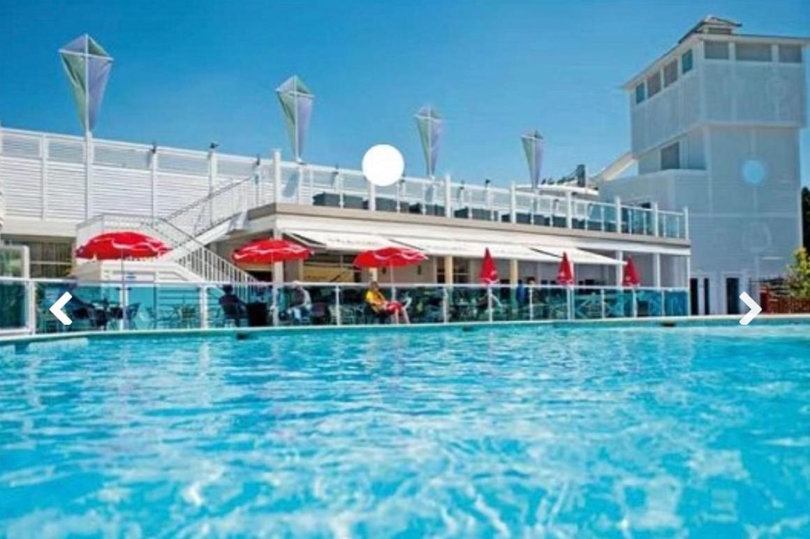 Curlews Nest, Rockley Park Hotell Poole Exteriör bild